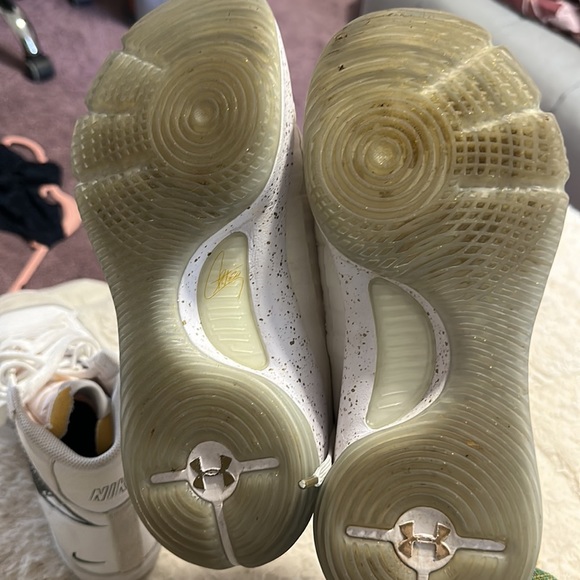 White great condition under Armor bball sneakers - Picture 4 of 4